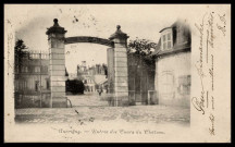 GUERIGNY – Entrée des cours du Château