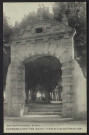SAINT-PIERRE-LE-MOUTIER (Nièvre) – Porte de l’ancien Prieuré (1640)