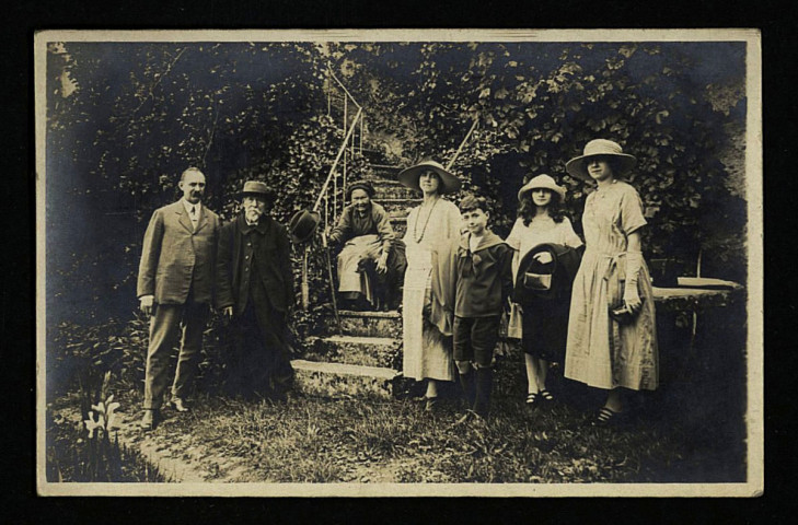 Photographie prise devant la maison d'Achille Millien à Beaumont-la-Ferrière et représentant, de g. à d. : G. Adamowicz, Achille Millien, Mme Barbarin (domestique d'A. Millien), quatre membres de la famille Adamowicz.