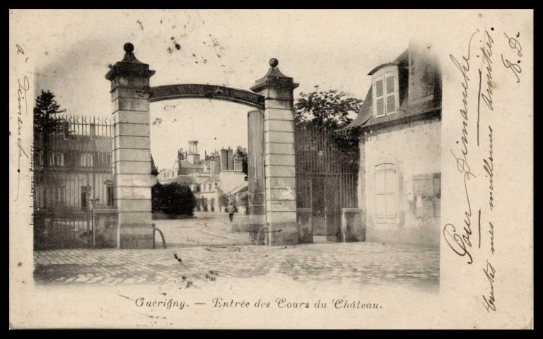 GUERIGNY – Entrée des cours du Château