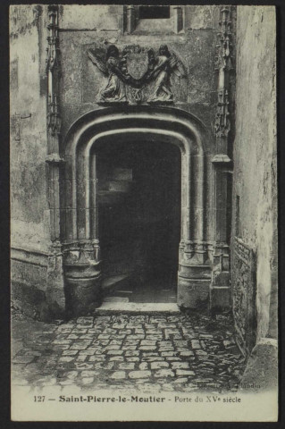 SAINT-PIERRE-LE-MOUTIER – Porte du XVIe siècle
