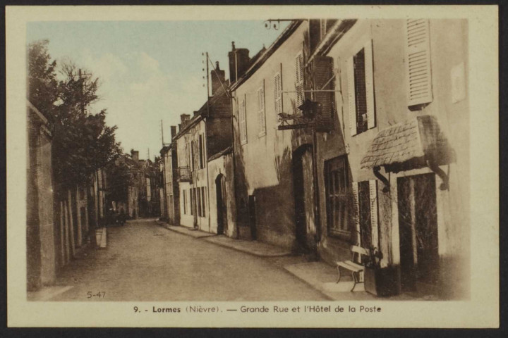 LORMES (Nièvre) – Grande Rue et l’Hôtel de la Poste