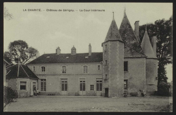 LA CHARITE – Château de Gérigny – La Cour intérieure