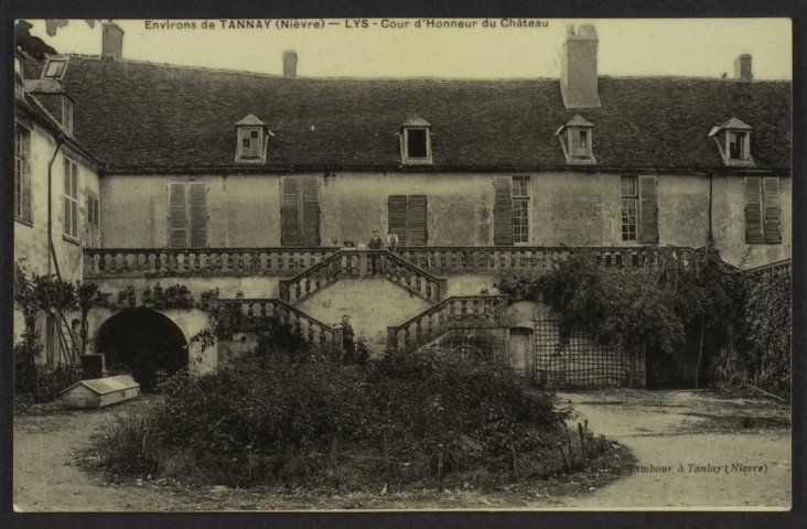 LYS – Environs de TANNAY (Nièvre) – Cour d’Honneur du Château