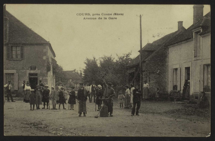 COURS, près Cosne – (Nièvre) – Avenue de la Gare