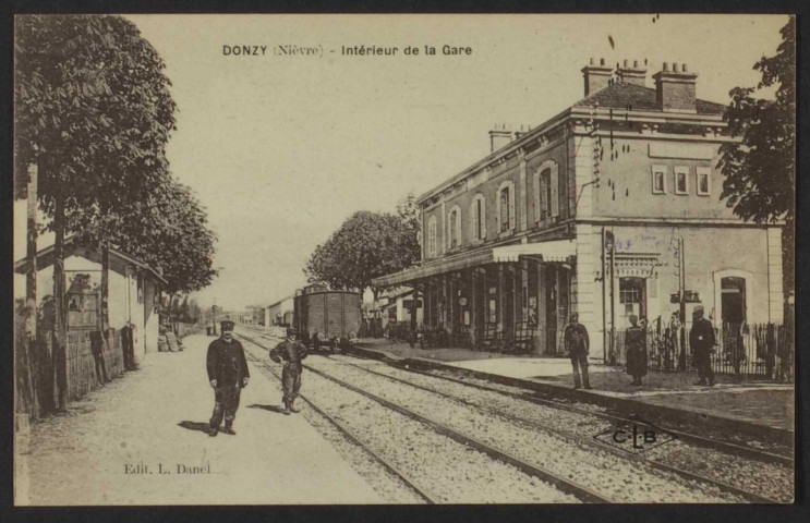 DONZY (Nièvre) – Intérieur de la Gare