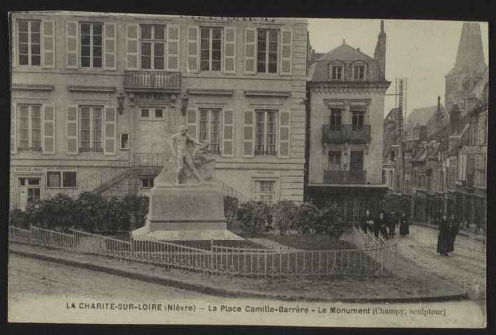 LA CHARITE-SUR-LOIRE (Nièvre) – La Place Camille-Barrère – Le Monument (Champy sculpteur)