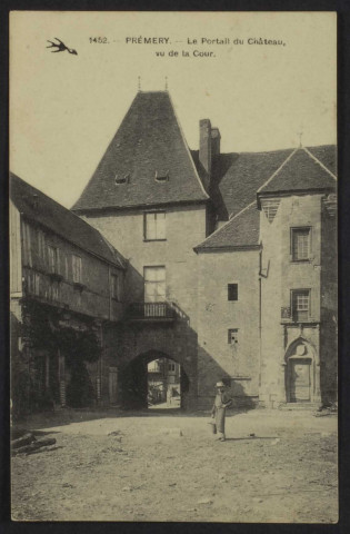 PREMERY – Le Portail du Château, vu de la Cour