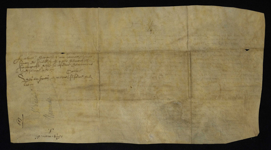 Procédure. - Foncier (place tenant au chemin royal) à Saint-Vérain, vente par Verain Simon et sa femme à Simon de Serallier, écuyer, et Françoise d'Esné sa femme : lettres de justice des échevins de Saint-Vérain (mars 1519), note analytique (XXe siècle).