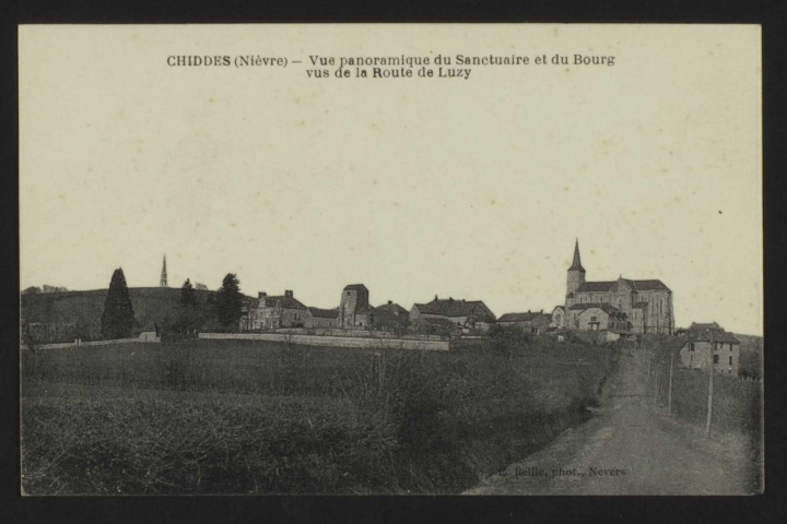 CHIDDES (Nièvre) – Vue panoramique du Sanctuaire et du Bourg vus de la Route de Luzy