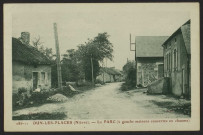 286-11 DUN-LES-PLACES (Nièvre) – Le PARC (à gauche maisons couvertes en chaume)