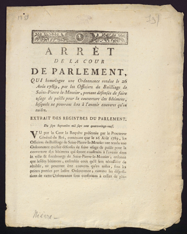 Arrest de la Cour du Parlement qui homologue une Ordonnance rendue le 26 Aout 1789, par les Officiers du Bailliage de Saint-Pierre-le-Moutier, portant défenses de faire usage de paille pour la couverture des bâtiments, lesquels ne pourront être à l'avenir couverts qu'en tuiles. Du 7 Septembre 1789